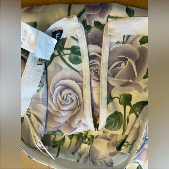 DOLCE & GABBANA SILK
STRETCH ROSE FLORAL PENCIL
SKIRT SIZE 44 - Picture 9 of 13